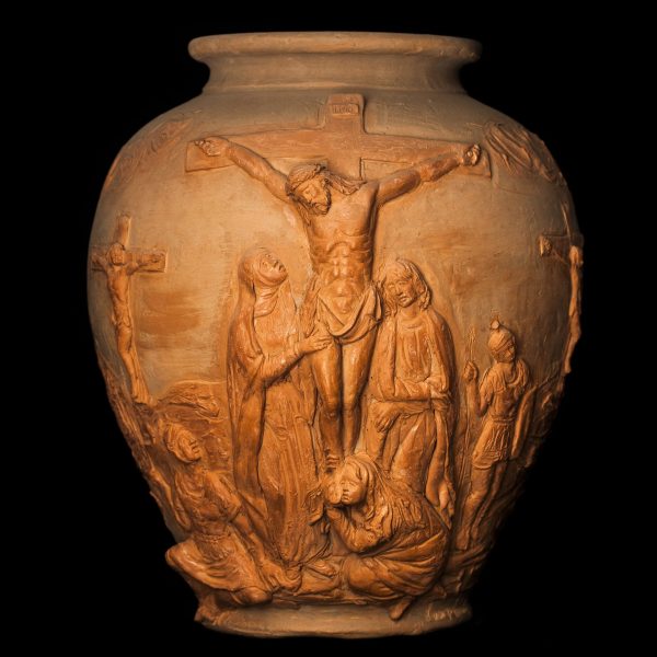 Vaso con crocifissione a rilievo