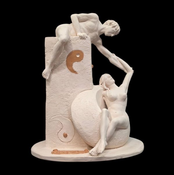 Scultura in terracotta 'Yin e Yang' con uomo e donna, simbolo di equilibrio.