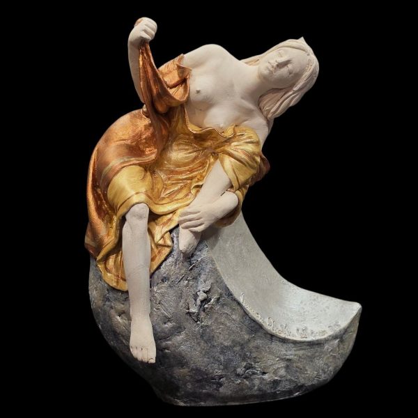 Scultura di una donna che rappresenta la Luna, con abito sollevato.
