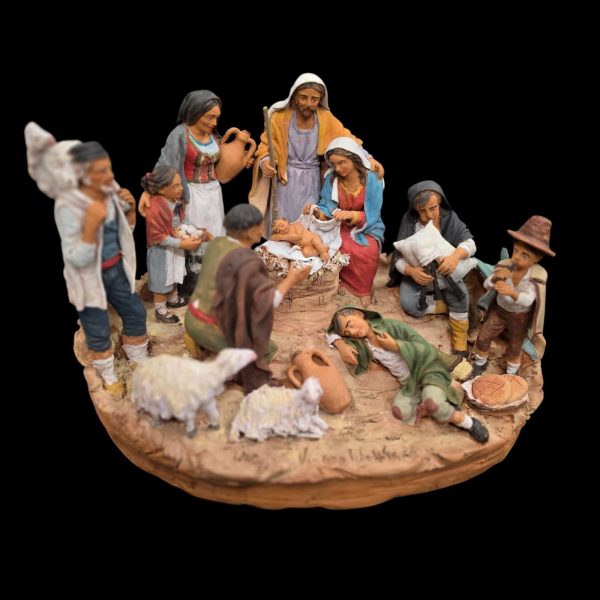 Presepe in terracotta policroma con scena di adorazione del Bambino Gesù.
